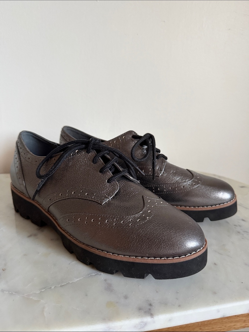 Vionic “Alfina” Women's Metallic Gray Wingtip Derby Oxfords Size 7.5